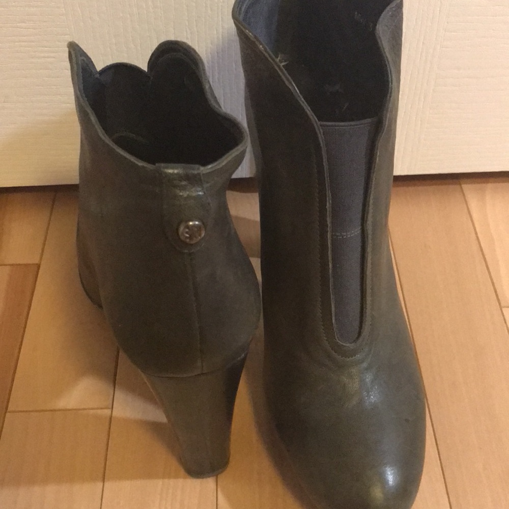 Stuart Weitzman Booties Size 9 - image 4
